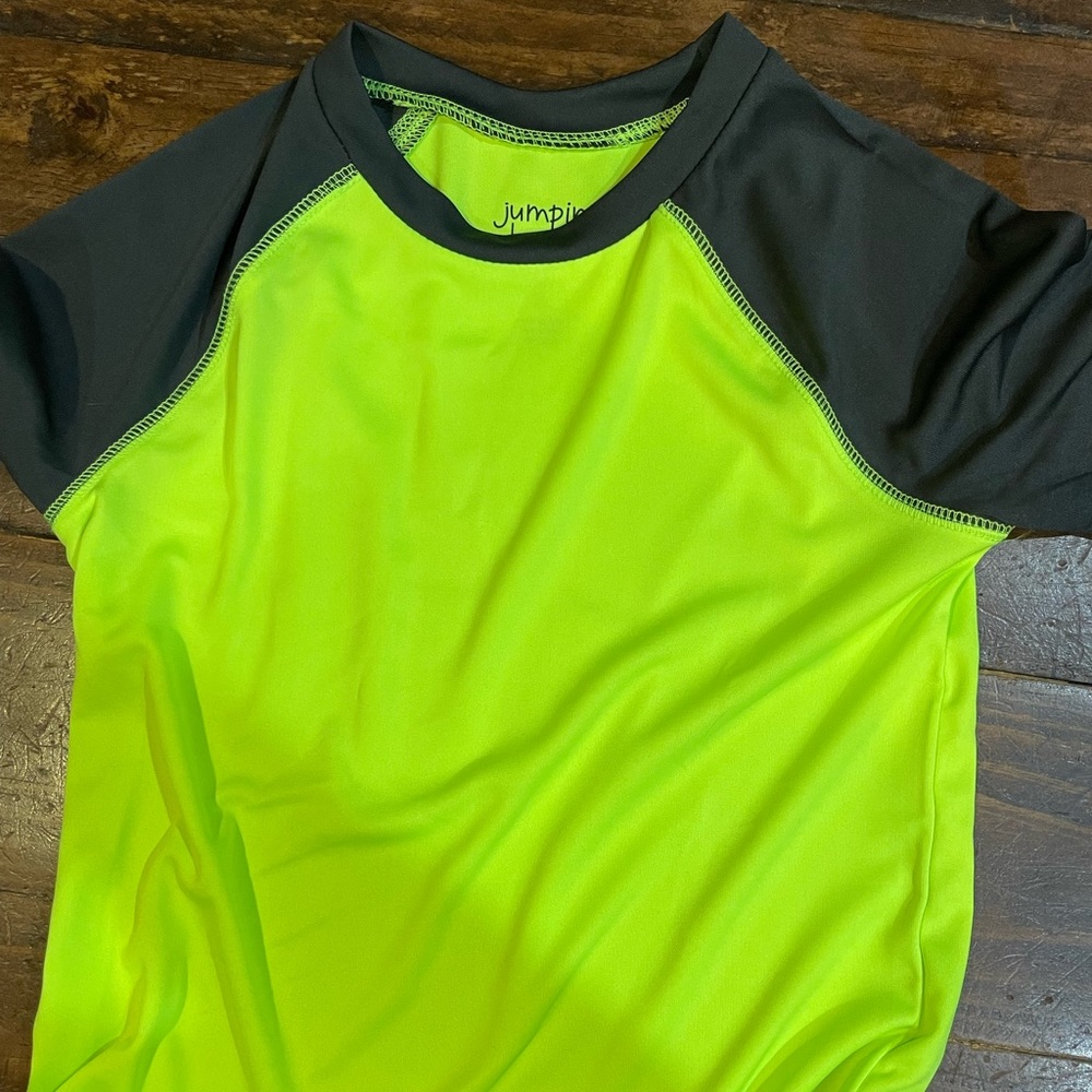 Boys never worn Jumping Beans active set. Tag is missing from top. Size 6.